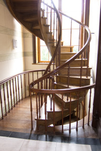 Masivní dřevěné točité schodiště